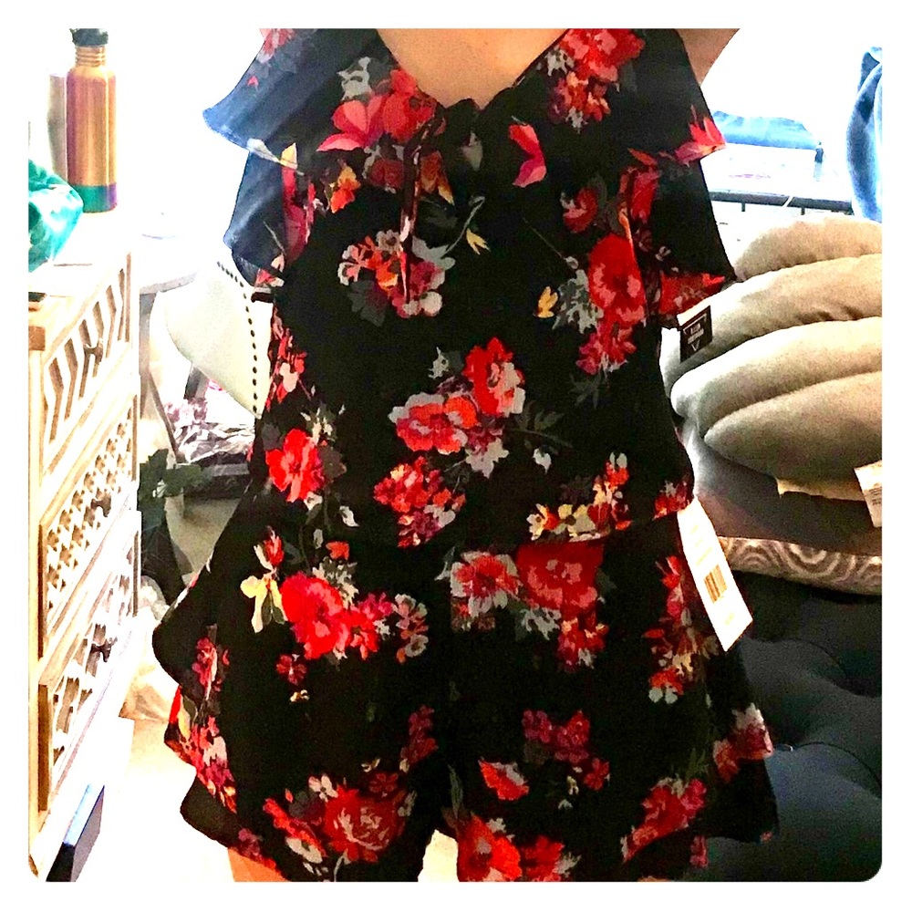 NWT. Two piece floral dressy shorts blouse set